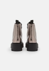 Tamaris Gležnjarji s platformo - pewter