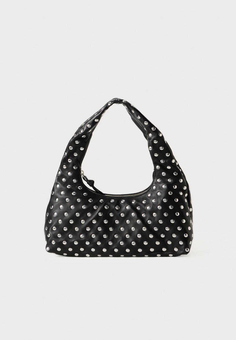 Czarna skórzana torebka na ramię z zaokrąglonym uchwytem, z wzorem metalowych ćwieków równomiernie rozmieszczonych na powierzchni. Zamek błyskawiczny.