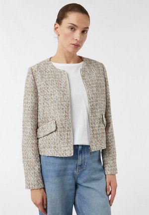 Giacca corta leggermente texturizzata in beige con sfumature di marrone e bianco, caratterizzata da un colletto rotondo, chiusura con zip e due tasche frontali.