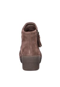 Bruine suède enkelboots met een ronde neus, achterrits en franjes. Dikke, geribbelde rubberen zool voor extra grip.