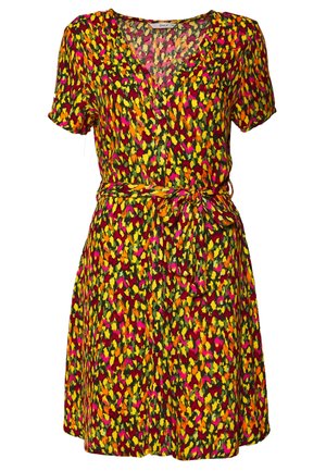 Sukienka z krótkim rękawem, zapinana na guziki z przodu, z dekoltem w serek i paskiem w talii, ozdobiona abstrakcyjnym, wielokolorowym wzorem w odcieniach czerwieni, żółci, pomarańczu, różu i zieleni.