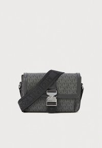 Ristkott mustast tekstuuriga materjalist. Omadusteks on ikooniline monogrammi muster, hõbedased metalldetailid ja reguleeritav rihm logoga.