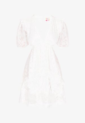 Vestido blanco con mangas cortas abullonadas, patrón floral texturizado, escote en V profundo, dobladillo con volantes y cierre de botones decorativo en la parte posterior.