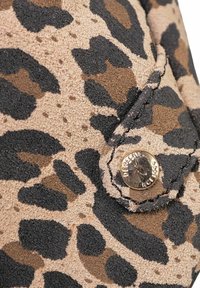 Tessuto scamosciato con stampa leopardo caratterizzato da una miscela di macchie nere, marroni e beige. Un bottone in metallo tono oro è attaccato, arricchendo il design.