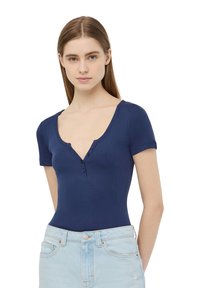 Body blu navy a maniche corte con scollatura a V profonda e tre bottoni, realizzato in tessuto liscio e elasticizzato, abbinato a pantaloni corti in denim chiaro.