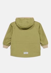 Πράσινο μπουφάν με κουκούλα από ελαφρύ ύφασμα. Διαθέτει ριμπ μανσέτες και ετικέτα στο κάτω μέρος. Λείο υλικό με απλό σχέδιο.