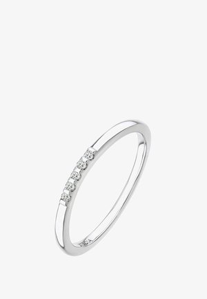 Sottile anello d'argento con cinque piccoli diamanti tondi e trasparenti incastonati in una linea retta su un lato. Superficie liscia e lucidata.