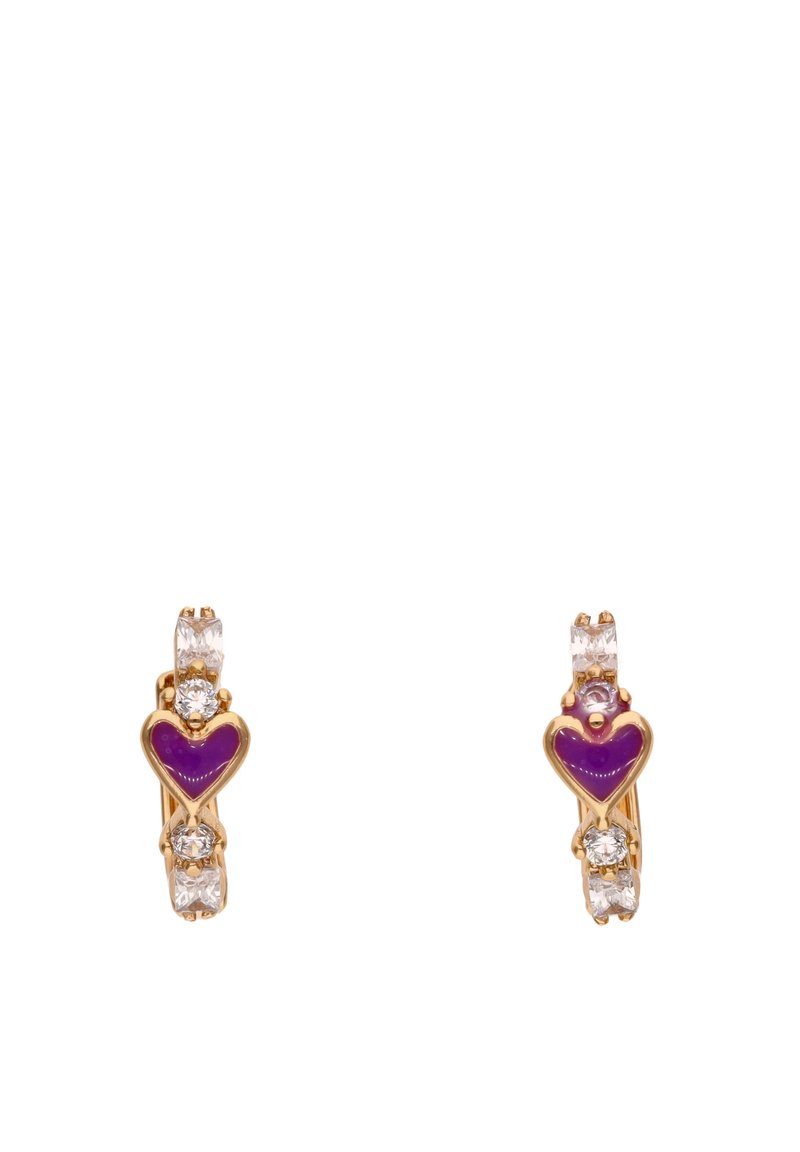 Zlaté kruhové náušnice s fialovým srdcovým akcentem a průhlednými drahokamy. Design zahrnuje hladký povrch s leštěným finišem.