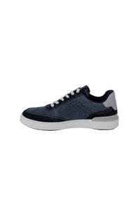 Sneaker blu navy in materiale scamosciato e mesh, con lacci bianchi, design perforato e suola in gomma bianca, dotato di colletto imbottito.