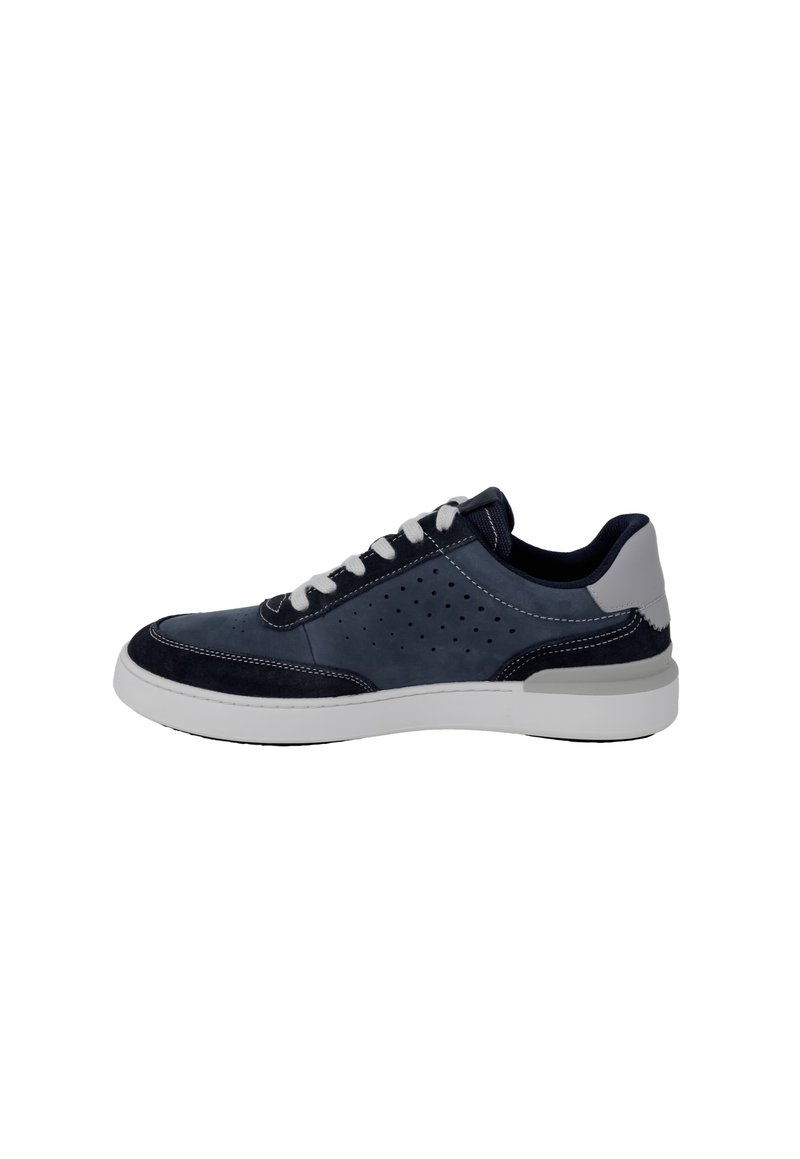 Sneaker blu navy in materiale scamosciato e mesh, con lacci bianchi, design perforato e suola in gomma bianca, dotato di colletto imbottito.