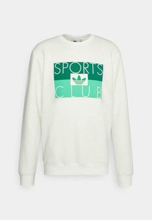 Biała bluza z długim rękawem z zielonym napisem „SPORTS CLUB” i logo Adidas trefoil na piersi, okrągłym dekoltem oraz ściągaczami na mankietach i u dołu.