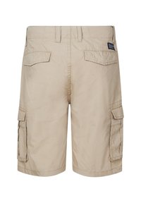 Short cargo beige avec poches à rabat à l'arrière et sur les côtés, passants pour ceinture à la taille, et une petite étiquette noire sur la poche arrière droite.