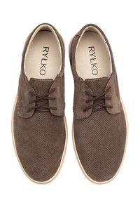 Braune Wildlederschuhe mit durchbrochenem Design, Schnürsenkeln und einer hellbeigen Sohle. Das Innere verfügt über eine markierte Einlegesohle mit dem Aufdruck "RYŁKO".