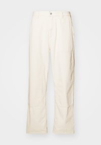Pantalons larges de couleur crème en coton, dotés de poches latérales, d'une fermeture à bouton et de détails de couture subtils.