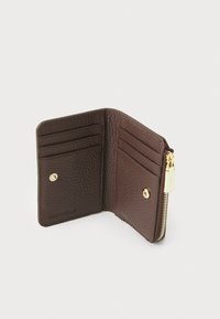 Portafoglio in pelle marrone con finitura testurizzata, dotato di quattro slot per carte, un compartimento con zip e una chiusura a scatto in tono dorato.