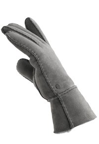 Szare, zamszowe rękawice zimowe z widocznym szwem i małym, okrągłym emblematem metalowym w okolicy nadgarstka, przedstawione pod lekkim kątem.