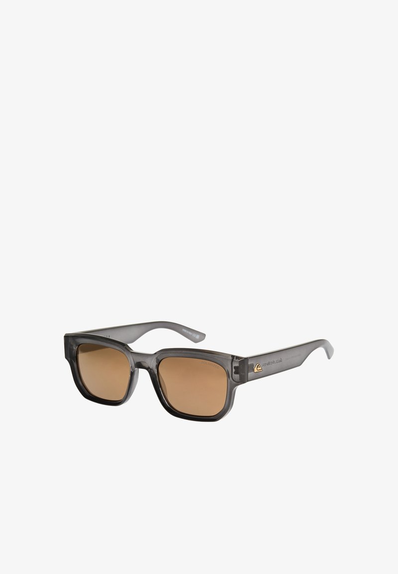 Lunettes de soleil en plastique gris avec des verres marron, forme rectangulaire et détails subtils en or sur les branches. Finition texturée, design moderne.