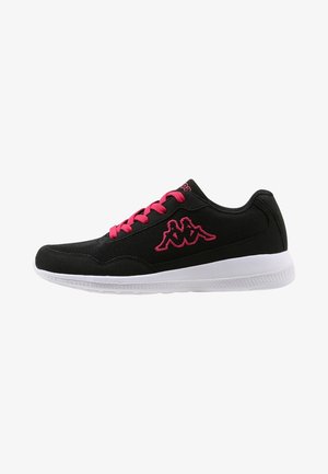 Chaussure de sport noire avec tige en mesh, lacets roses et logo Kappa. Dotée d'une semelle en caoutchouc blanche et d'un col rembourré pour le confort.