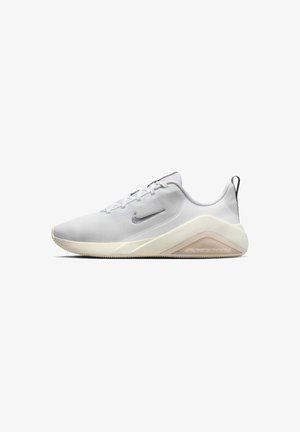 Chaussure de course Nike blanche avec dessus en mesh, semelle rembourrée intégrant la technologie Air Zoom, et languette de talon noire, vue de côté sur fond blanc.