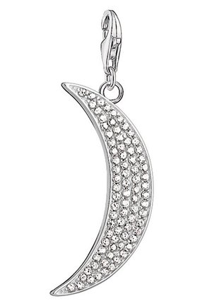 Colgante plateado en forma de media luna con múltiples pequeños cristales claros, unido a un cierre de langosta para colgar.