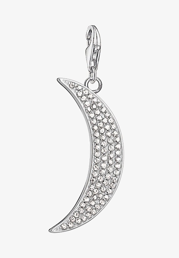 Pendentif en argent en forme de croissant de lune, orné de multiples petits cristaux clairs, attaché à un fermoir homard pour suspendre.