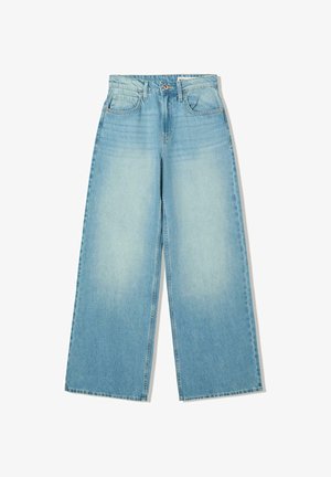 Vaaleansiniset leveälahkeiset farkut, jotka on valmistettu denimestä. Ominaisuuksiin kuuluu korkea vyötärö, viiden taskun malli ja hieman haalistunut viimeistely, jossa on kontrastiväriset ompeleet.