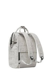 Grau-farbener Rucksack mit matter Textur, rechteckiger Form, gepolsterten Schultergurten und einer Vordertasche mit Reißverschluss. Hat gestreifte Akzente an der Seite.