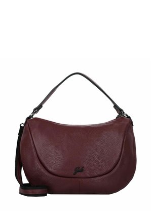 Borsa a mano in pelle granulata rosso scuro con flap curvo, manico corto e tracolla staccabile, con piccolo logo nero sulla parte anteriore.