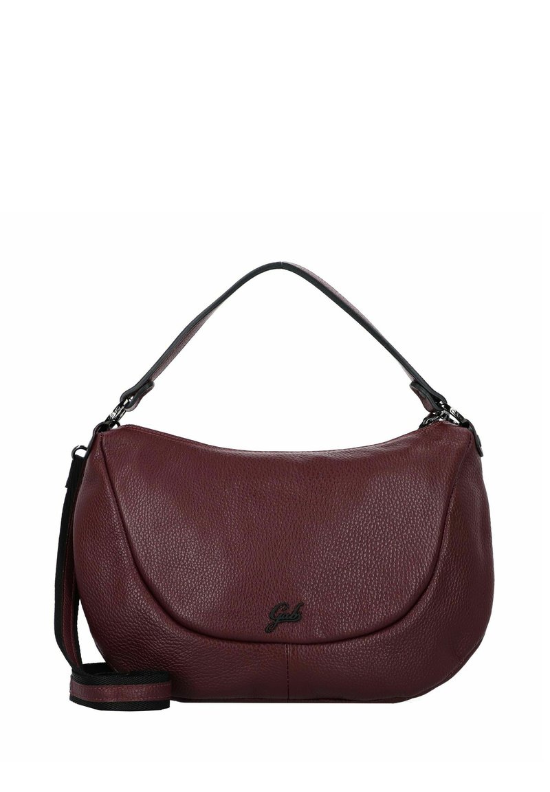 Donkerrode leren handtas met een gebogen flap, korte handgreep en afneembare schouderband, met een klein zwart logo aan de voorkant.