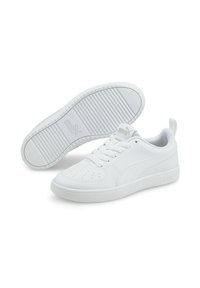 Sneakers bianchi in pelle liscia con punta tonda, collo imbottito e suola piatta in gomma, caratterizzati da strisce diagonali e piccole perforazioni.