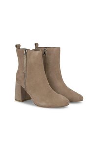 Botas de tobillo de ante topo con tacón de bloque, que cuentan con una cremallera lateral con herrajes decorativos en plata y lengüetas en la parte posterior.
