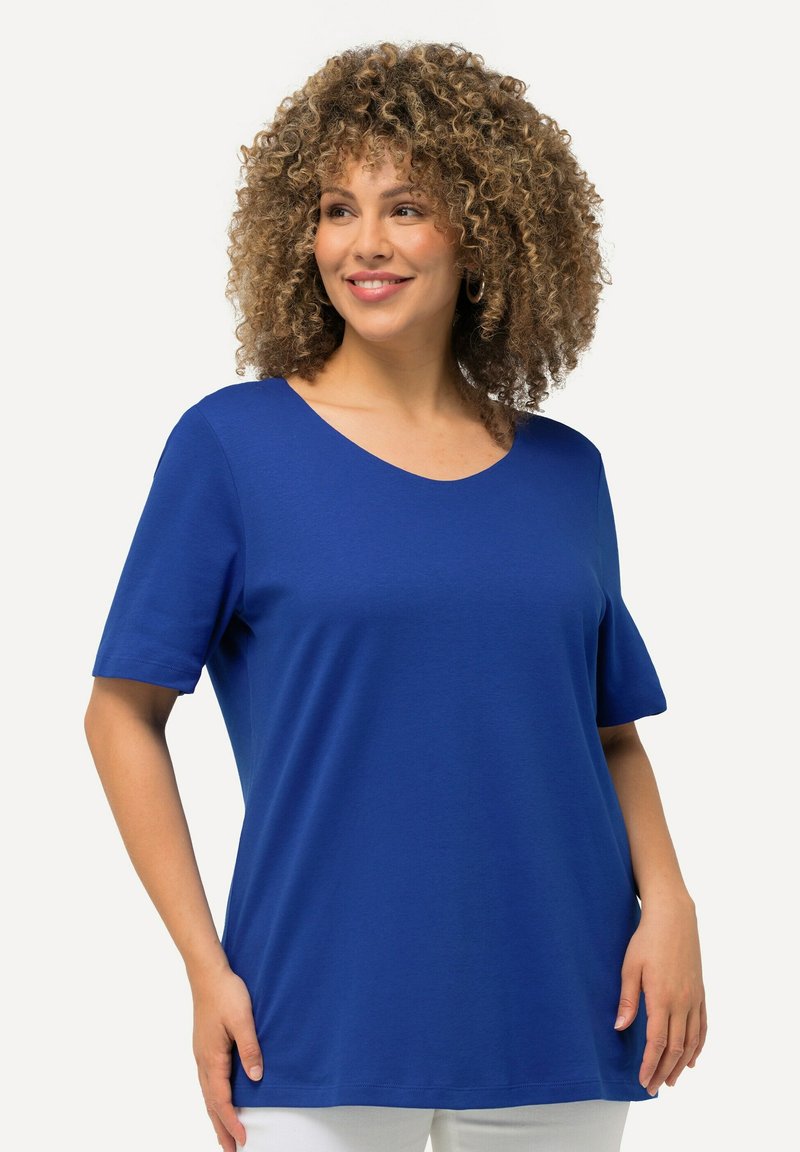 Blauwe T-shirt met korte mouwen in een zachte stof, met een brede halslijn en een relaxte pasvorm. Het heeft een gladde textuur en geen zichtbare patronen of accenten.