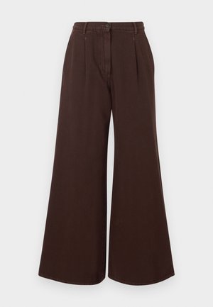 Pantaloni brown a vita alta e gamba larga con chiusura a bottoni e cerniera, passanti per cintura e pieghe frontali.