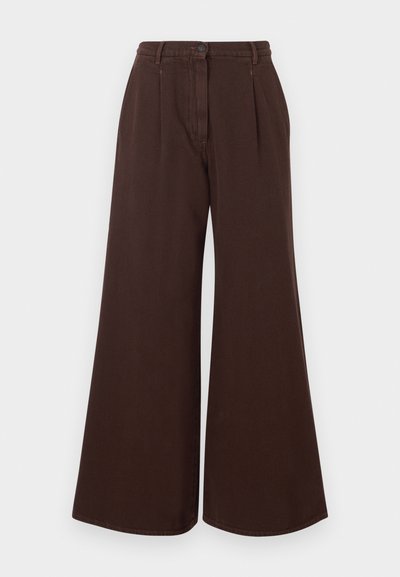 Smeđe hlače širokih nogavica visokog struka s dugmetom i zatvaračem, petljama za remen i prednjim nabranim detaljima.