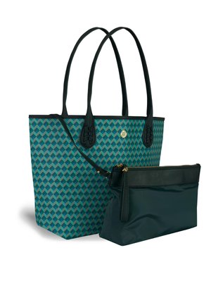 Tote bag met een geometrisch patroon in blauwgroen en donkergroen met zwarte handvatten. Inclusief een bijpassend donkergroen tasje met rits.