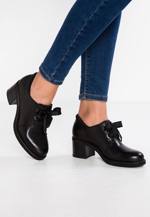 Zwarte leren schoenen met een ronde neus, vetersluiting en een strikaccent; beschikken over een stevige blokhak en een gladde textuur.