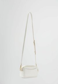 Piccolo borsetta a tracolla argentata con finitura testurizzata, accessori in oro e chiusura con zip. Presenta una tracolla regolabile e una tasca esterna.