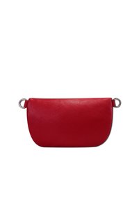 Rode leren clutch met een gladde textuur, een gebogen vorm en zilverkleurige metalen accenten aan de zijkanten. Heeft twee bevestigingsringen.