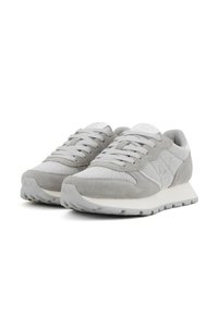Sneaker grigie caratterizzate da una combinazione di materiali in suede e mesh. Design leggero con tomaia testurizzata e suola in gomma bianca.