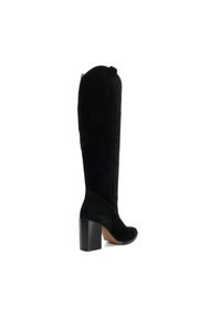 Bottines noires en daim montantes avec un talon épais, présentant une texture lisse et une silhouette épurée, conçues pour un look ajusté.