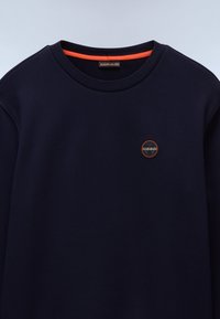 Granatowy sweatshirt wykonany z mieszanki bawełny, z okrągłym dekoltem, pomarańczowym wykończeniem wewnętrznym i okrągłym logo na piersi.