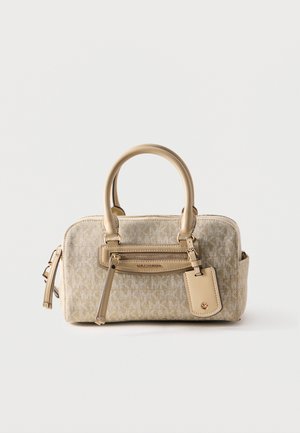 Beige designerhåndtaske med to håndtag, frontlynlomme og påsat rejsetagg over en lys mønstret stofkrop.