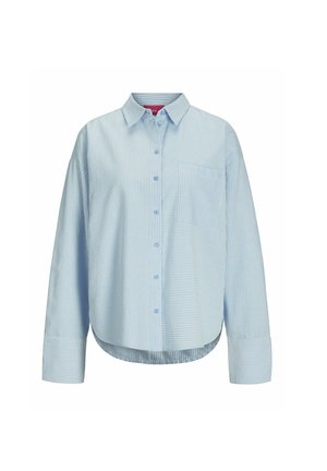 Svetlomodrá pruhovaná košeľa s dlhým rukávom vyrobená z mäkkej tkaniny, s gombíkovým zapínaním vpredu, špicatým golierom a náprsnom vreckom.
