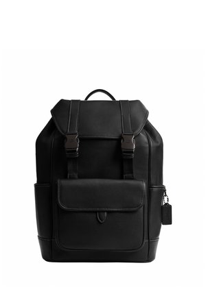 Fekete bőr hátizsák elülső patentos zsebbel, dupla csatos pántokkal, oldalzsebekkel és felső fogantyúval.