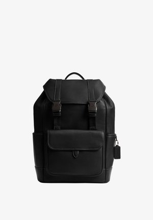 Fekete bőr hátizsák elülső patentos zsebbel, dupla csatos pántokkal, oldalzsebekkel és felső fogantyúval.