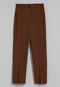 Brązowe spodnie na miarę o gładkiej fakturze, prostym kroju, szlufkach na pasek oraz pojedynczym zapięciu na guzik w pasie.
