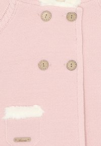 Cárdigan rosa de punto con diseño de doble botonadura, con botones color marrón claro, un bolsillo con detalle de pelo y detalles de punto trenzado texturizado.