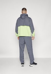 Under Armour LEGACY WINDBREAKER PANT - Szabadtéri nadrágok - castlerock/morph green