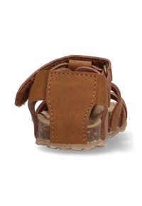 Bruine leren sandaal met verstelbare achterband, uitgesneden ontwerp, gestructureerde afwerking en neutraal gekleurde zool. Achteraanzicht benadrukt de details van de band.