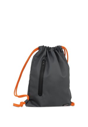 Mężczyzna w czarnej koszuli noszący szary plecak ze ściągaczem i pomarańczowymi paskami, widok z boku na jednolitym jasnym tle.